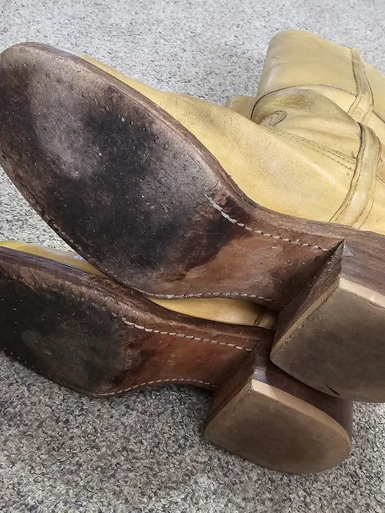 The VTG 90s Frye Campus Longhorn Banana Boots in women's size 6.5B - Picture 5 of 8